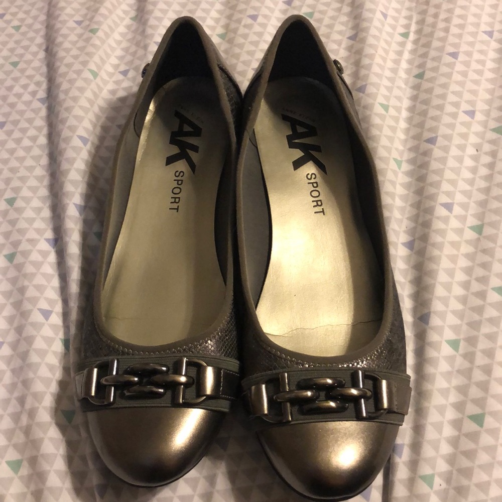 AK Sport Sz 11 flats. Silver with scale detail.